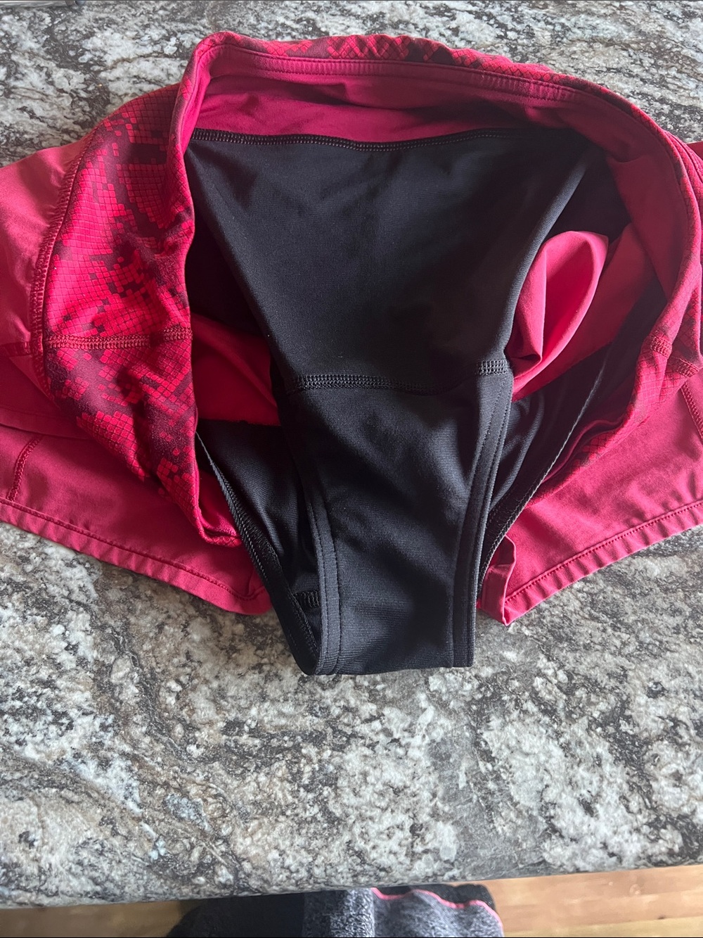 lululemon athletica Women's Red Athletic Shorts -Red/BlackSnake-Print Waistband - Picture 9 of 10